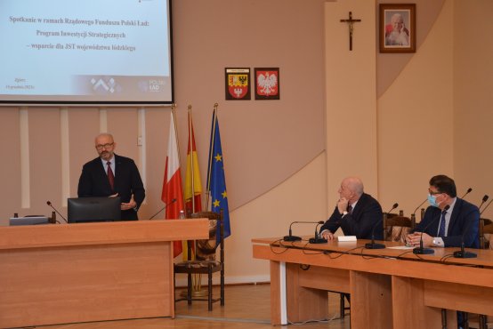 Wystąpienie Remigiusza Ślipca. Po prawo Starosta Zgierski Bogdan Jarota i Wojciech Brzeski z Zarządu Powiatu Zgierskiego. 