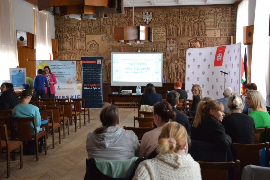I Konferencja dla rodziców i nauczycieli pn. „Autyzm – weź wsparcie na starcie”  grupa uczestników spotkania