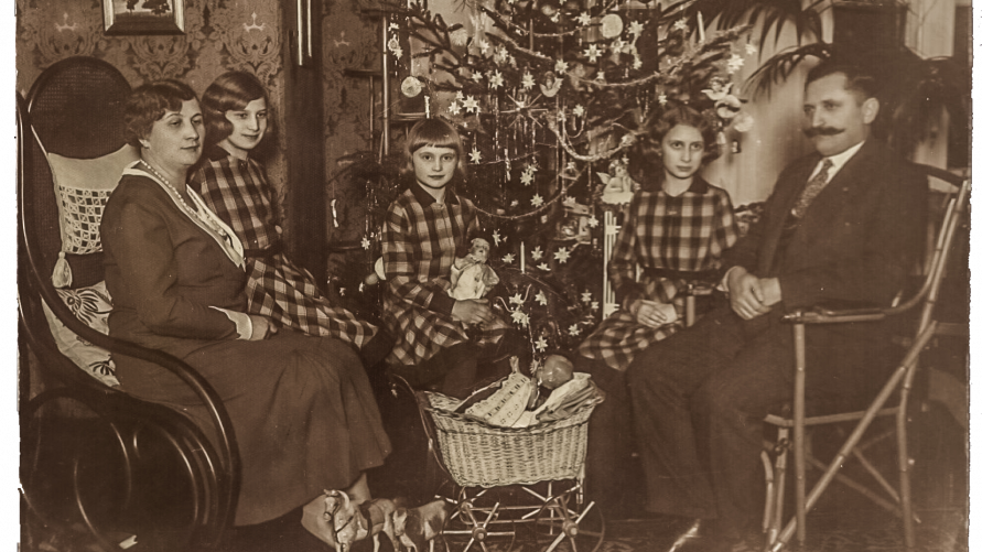 Boże Narodzenie w rodzinie Jana Świercza, wieloletniego prezydenta Miasta Zgierza, zdjęcie archiwalne z grudnia 1932 r.  