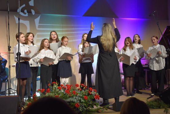 Nauczycielka dyryguje chórem uczniów ze SM w Zgierzu