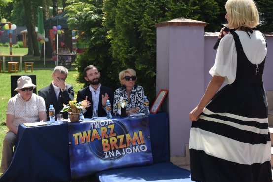 Występ podczas talent-show, na zdjęciu widoczne jury.