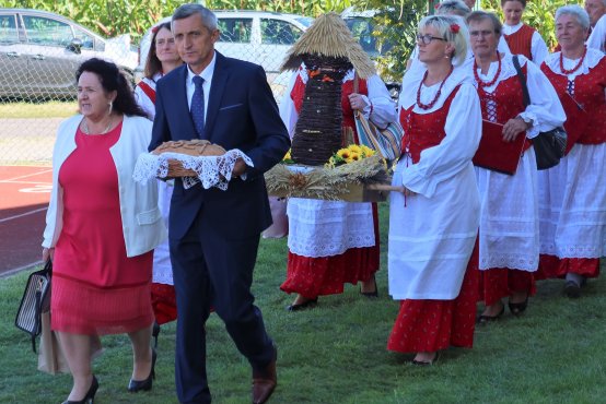 Korowód dożynkowy wkracza na boisko szkolne.