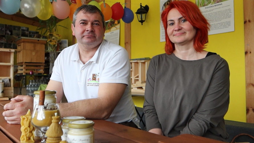 Na zdjęciu, od lewej: Dariusz Serafiński i Marzena Serafińska w sali edukacyjnej w swojej pasiece